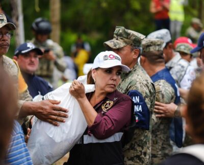 Mara Lezama recorre calles y atiende llamadas de auxilio de la gente afectada por inundaciones en Chetumal